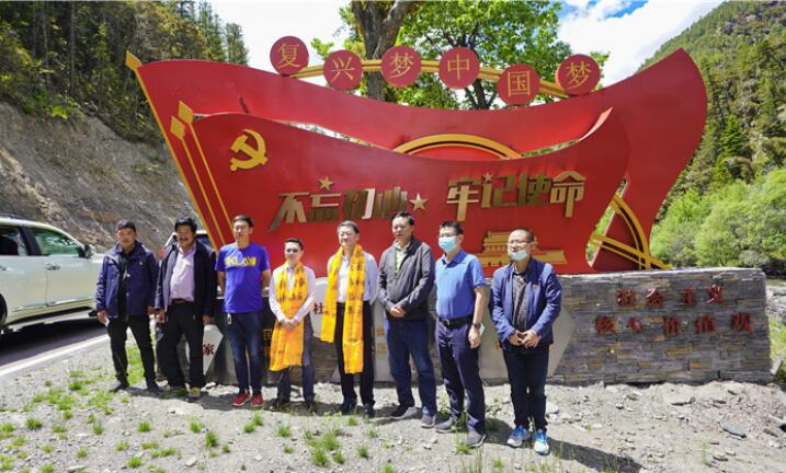 人生就是搏集团党委书记、董事长任丁率队赴麻格同村推进对口帮扶事情