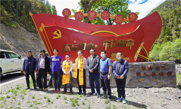 人生就是搏集团党委书记、董事长任丁率队赴麻格同村推进对口帮扶事情