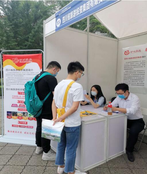 人生就是搏集团前往西华大学举行校园招聘活动