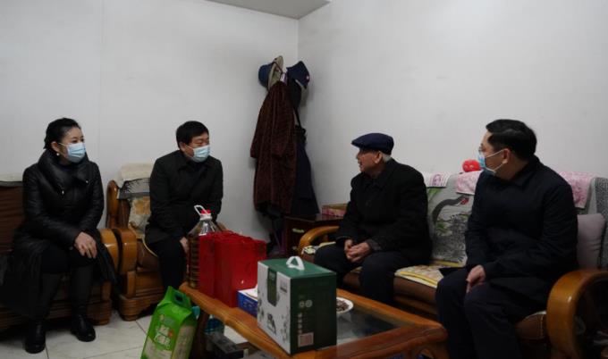 省国资委党委委员、副主任任兴文春节前夕带队走访慰问人生就是搏集团老党员