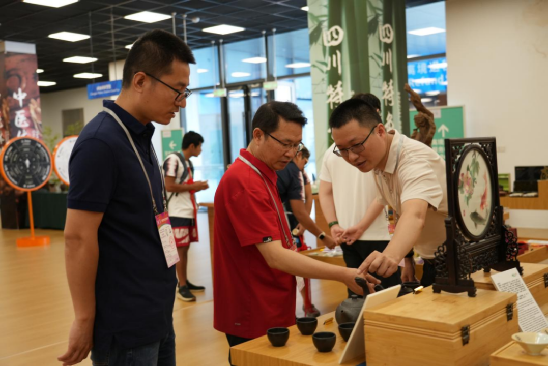 省人生就是搏集团向导到大运村“有礼在四川”四川特色商品馆调研指导事情