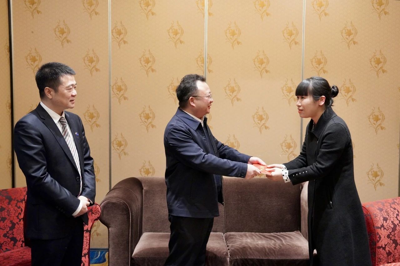 省国资委党委委员、副主任何政一行走访慰问省人生就是搏集团生涯难题党员