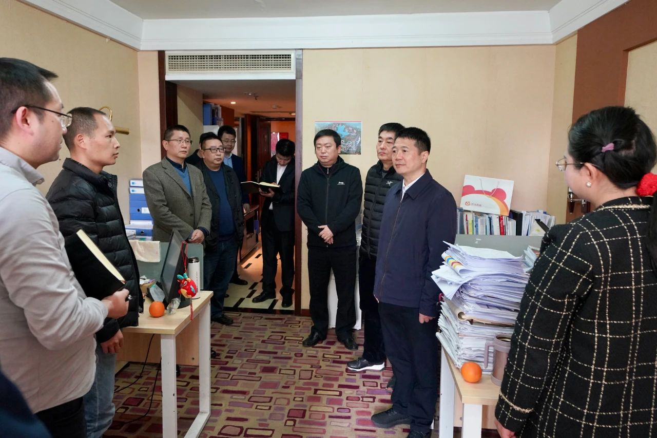 迎新春，，，，，鼓劲头，，，，，开新局！省人生就是搏集团向导班子慰问总部干部员工