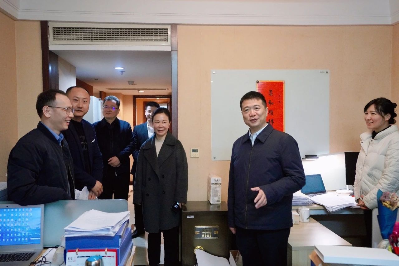 温暖启航，，，，，共赴新篇！—— 省人生就是搏集团向导走访慰问干部职工