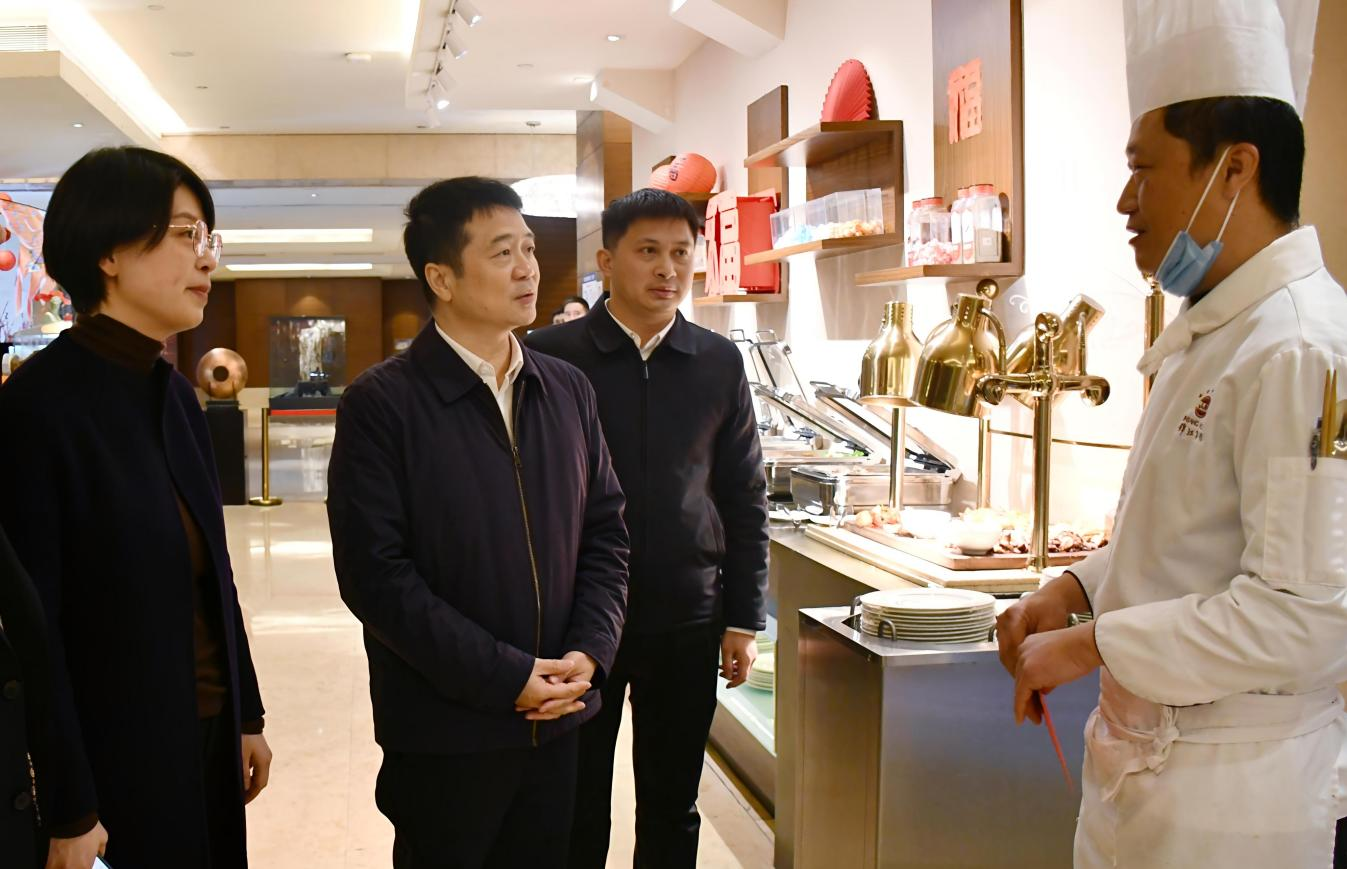 省人生就是搏集团向导率队开展春节前走访慰问