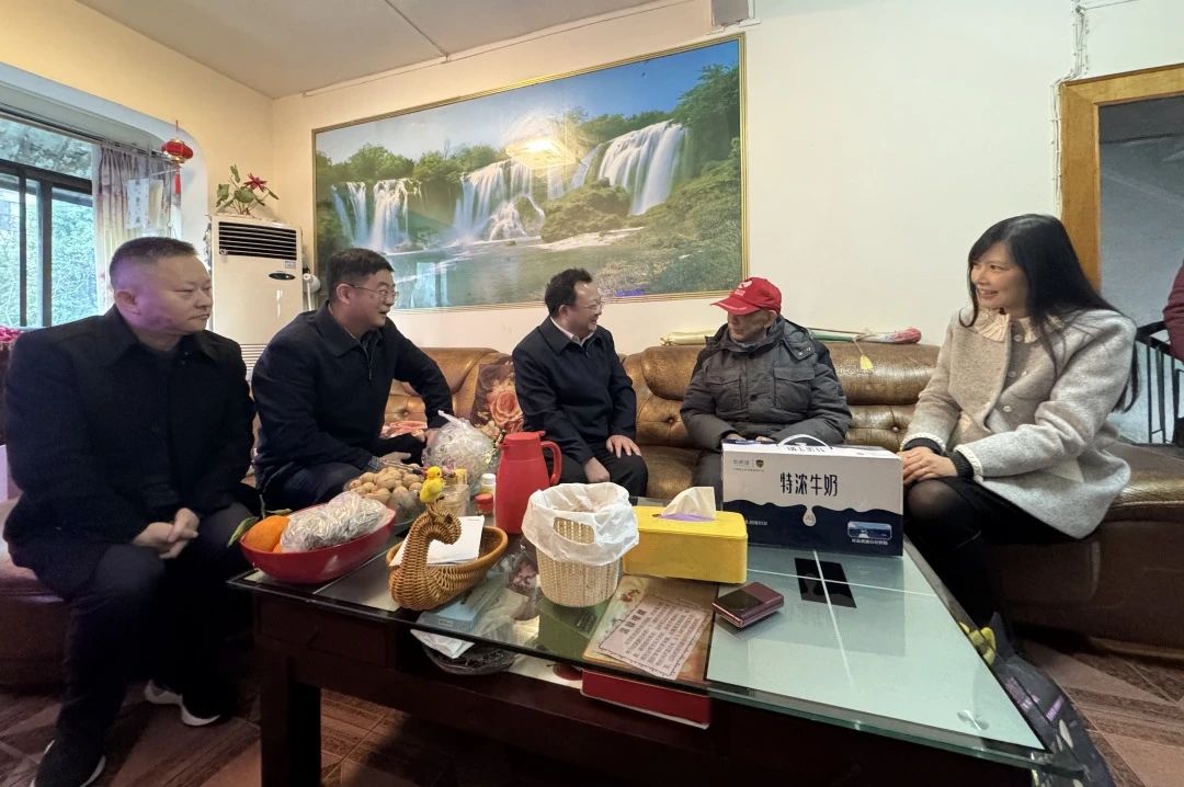 省国资委党委委员、副主任何政走访慰问省人生就是搏集团老党员、老干部