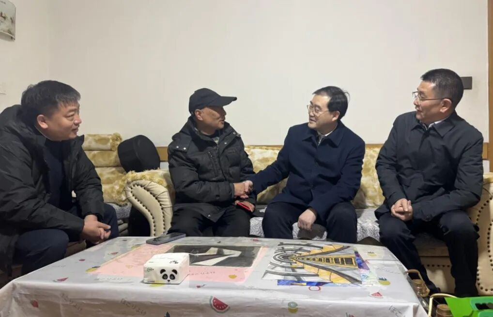 d6c69da3-26c6-4782-a904-b9d1362deb75 省国资委党委委员、副主任刘晓博走访慰问省人生就是搏集团老党员老干部