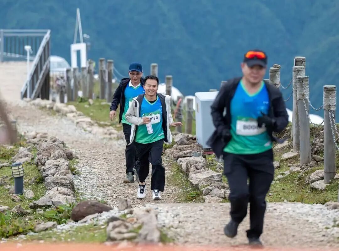 媒体聚焦 | 踏云揽胜，，，，，向上偕行！“登超”牛背山站圆满举行，，，，，全民攀缘热潮持续升温